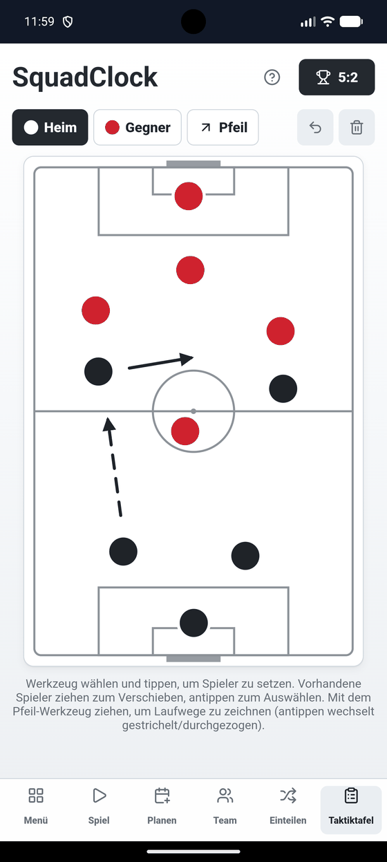 Taktiktafel mit Spielfeld, farbigen Spielern und eingezeichneten Laufwegen